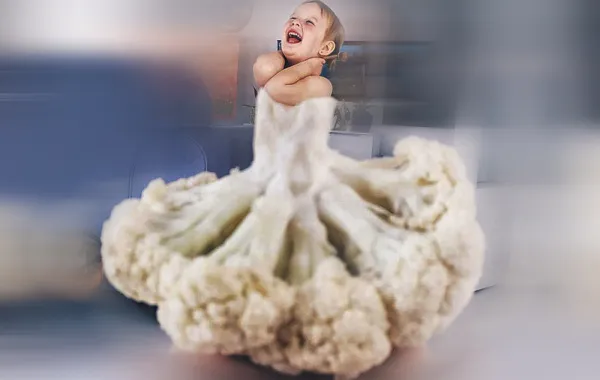 أم تشكل "فساتين" لابنتها من الطعام والزهور في انستقرام