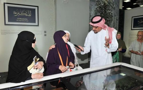 99 لوحة لأسماء الله الحسنى تنقلها المدينة المنورة بعدة لغات