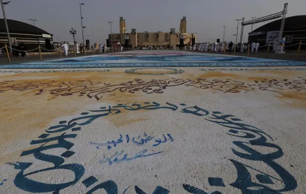9 فنانين من 4 دول رسموا معلقات عكاظ