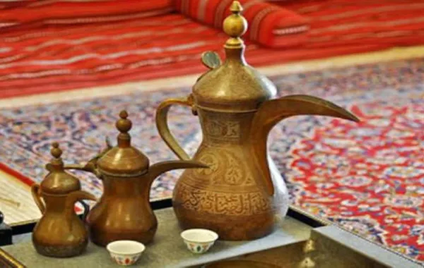القطع الأثرية تجذب زوّار جادة عكاظ