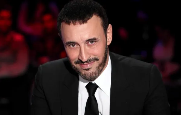 كاظم الساهر  في أحدث سيلفي مع ولديه  وحفيدتيه