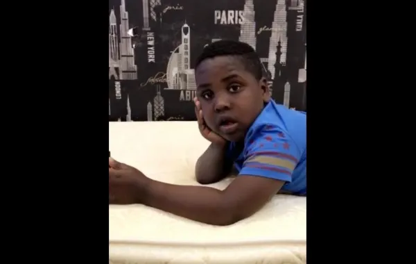 شهرة نجم الـ "سوشيال ميديا" عزازي تطارد طفلاً سودانياً