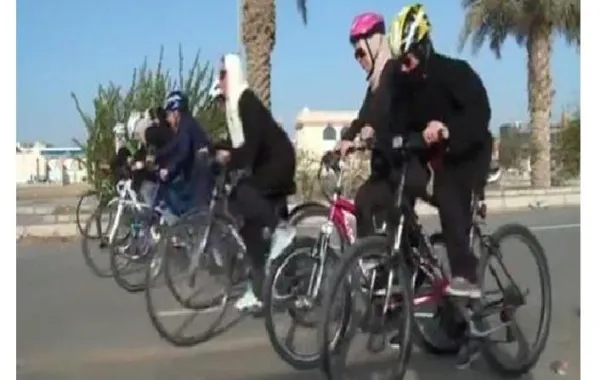 فريق نسائي لممارسة رياضة الدراجات على كورنيش جدة