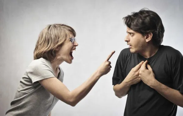 طلب منها زوجها خفض صوت التلفزيون فأحرقت المنزل!