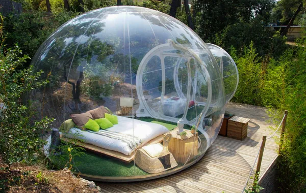 أسرّة مريحة و"جاكوزي" و"تيليسكوبات" في "فقاعات" فندقية بفرنسا 