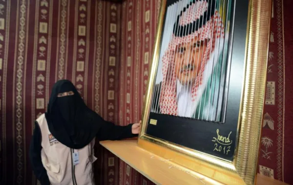 الفنانة التشكيلية هند الخميس ومشاركتها بسوق عكاظ 11