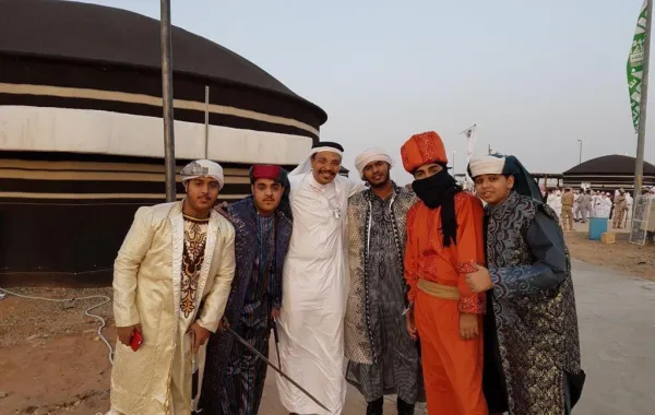 450 ممثلاً، و35 خيّالاً، يجوبون جادة سوق عكاظ