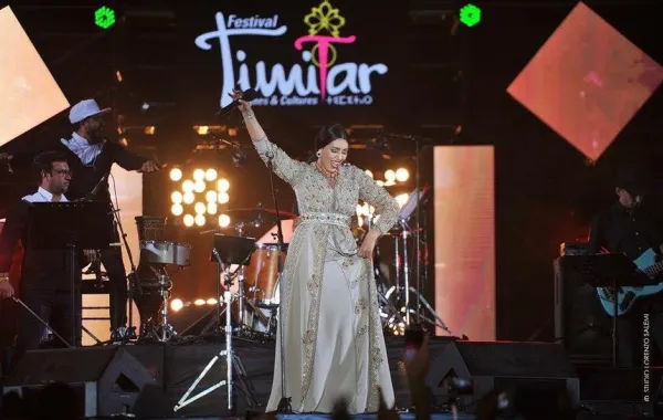 صورة للفنانة أسماء لمنور تثير الجدل