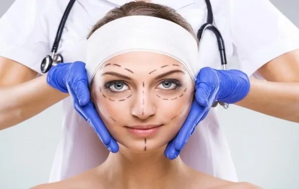 أجرت عملية تجميل لتغيير ملامحها.. والسبب؟