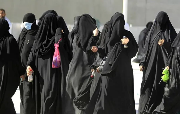 بالفيديو: فتيات يتطوعن لتنظيف حديقة عامة في الرياض