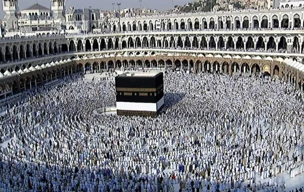 مكة ترفع أستار الكعبة منعاً للعبث