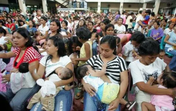 2000 أم تشارك باليوم الوطني للتوعية بالرضاعة الطبيعية في الفلبين
