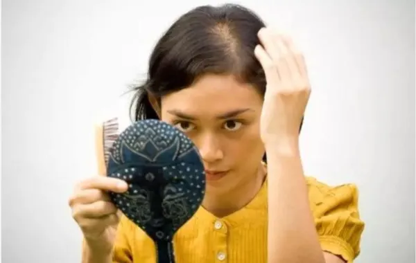 هل انتزاع الشعر الأبيض يؤدي إلى انتشاره؟