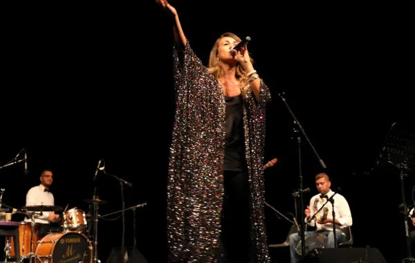 الفنانة اللبنانية "عزيزة" تقدم أغاني الزمن الجميل في جرش