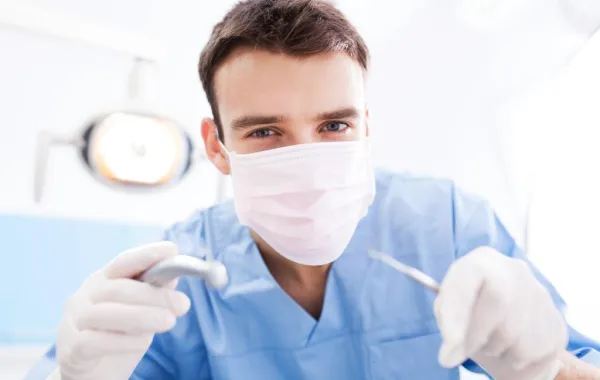 طبيب مزيّف يعالج الأسنان لمدة عام داخل شقة في دبي