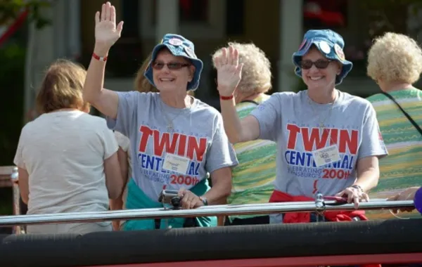 بالصور: توائم تتألق في مهرجان "توينز داي فيستيفال"