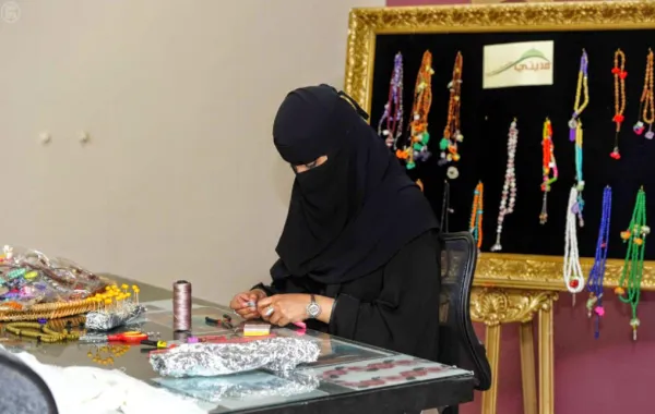 سعودية تصنع "السُّبح" من بذور النباتات