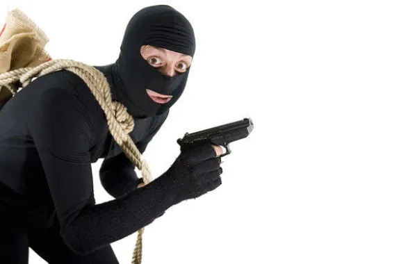 سلبوا "تحويشة عمره" وتركوه وحيدًا على قارعة الطريق