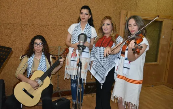التونسية عفيفة العويني تغني ملحمة "من جوّة المعتقل" في فلسطين