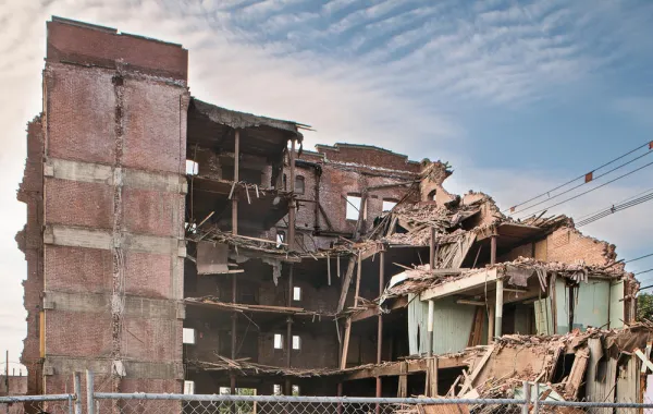 مسابقة القصة الفكاهية: تحت الأنقاض