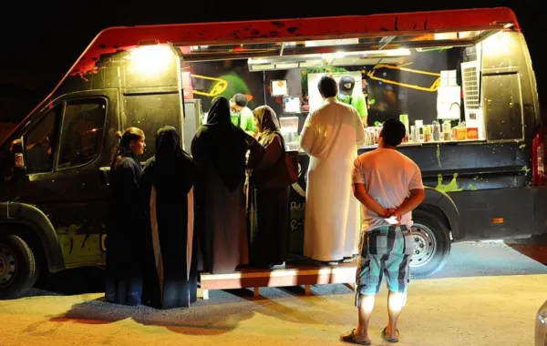 مشروع «الكسب الطيب» يوفر عربات متنقلة للشباب