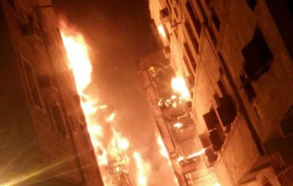 بالفيديو.. حريق هائل يلتهم 3 مبانٍ في المنطقة التاريخية بجدّة