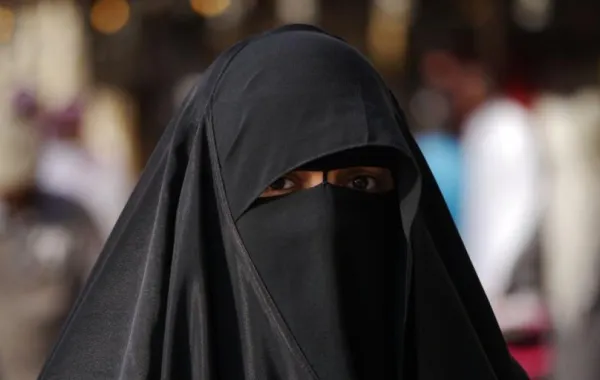 سعودية تطالب بنبش قبر ابنها بعد عام من وفاته!