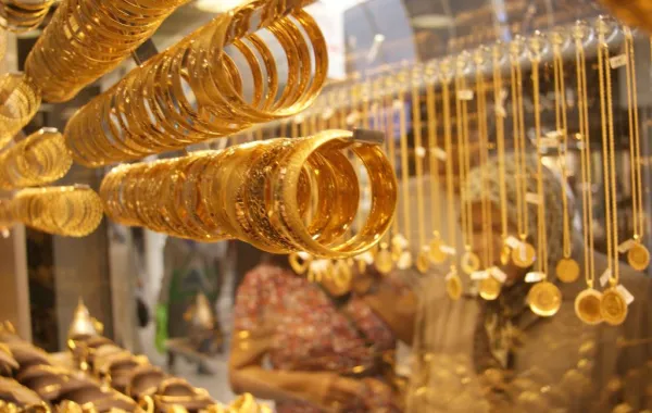 بالفيديو: مواطن يسرق ذهباً ويفر هارباً