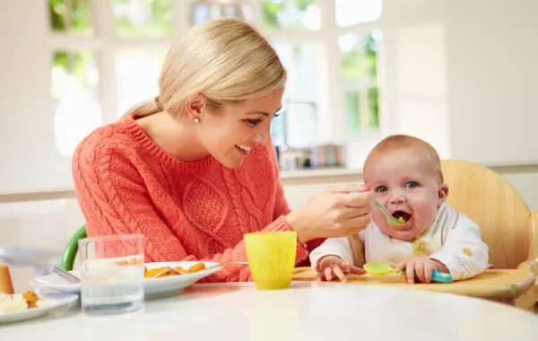 متى تطعمين طفلك وجبات صلبة