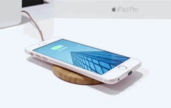 آيفون 8 يعتمد ميزة الشحن اللاسلكي ويتحدى الشرطة