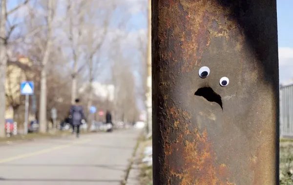 بالصور .. فنان يحول القطع المهملة إلى لوحات فنية