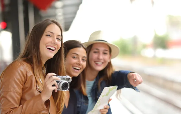 صديقات تجنَّبي مرافقتهن في السفر