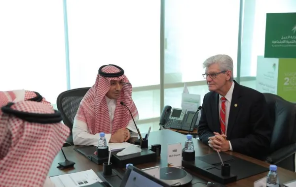 وزير العمل يبحث مع حاكم ولاية مسيسيبي التعاون الثنائي