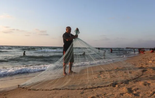 صياد فلسطيني يعثر على رسالة أبحرت من اليونان إلى غزة