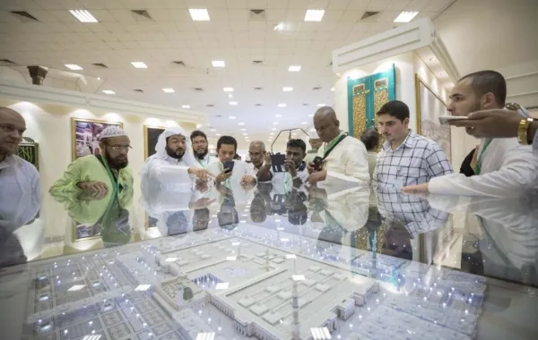 ضيوف خادم الحرمين الشريفين يتعرفون إلى تاريخ صناعة كسوة الكعبة