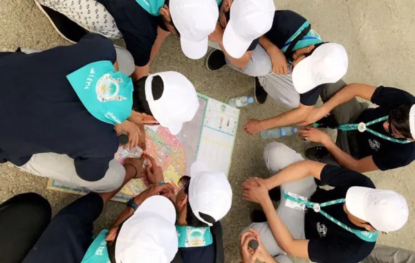 جوالة جامعة الباحة يقدمون خدماتهم لحجاج بيت الله الحرام