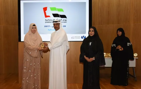 في يوم المرأة الإماراتية جمارك دبي تكرم 44 موظفة