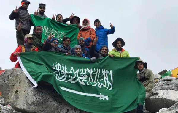 عضو في "الشورى" يرفع علم السعودية فوق الهيمالايا