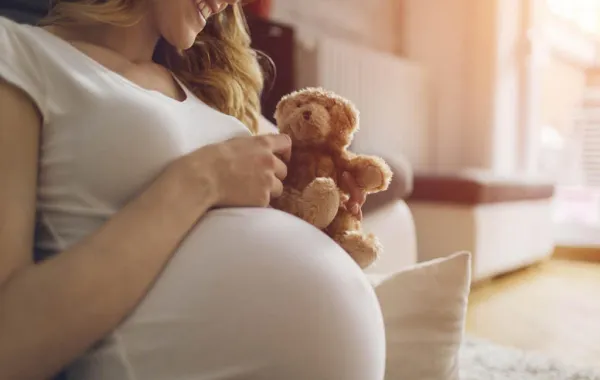 شابة تهدِّد متابعيها بإجهاض طفلها إذا لم تحصل على آلاف التغريدات