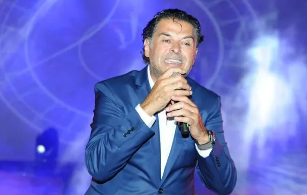 بعد سقوطه على المسرح .. راغب علامة  يرد