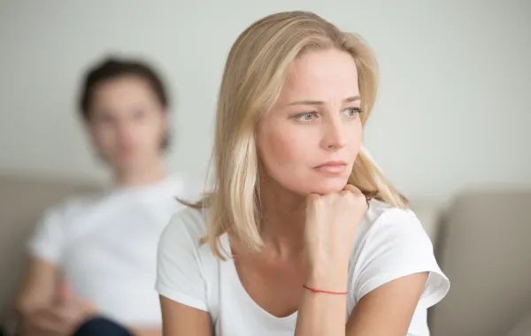 زوجي ضعيف الشخصية ولا يتحمل المسؤولية.. ماذا أفعل؟