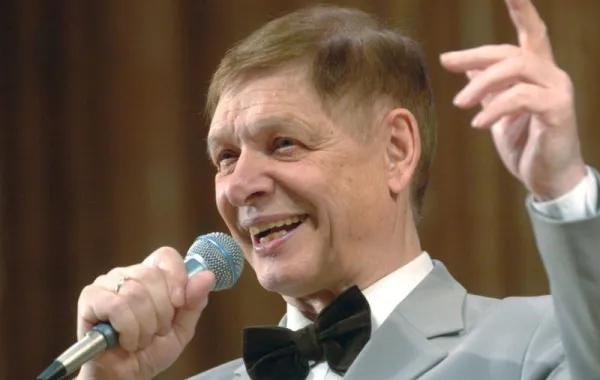 Eduard Khil نجم الإنترنت في ذكرى ميلاده الـ 83.. تعرفوا الى هذا النجم الروسي!