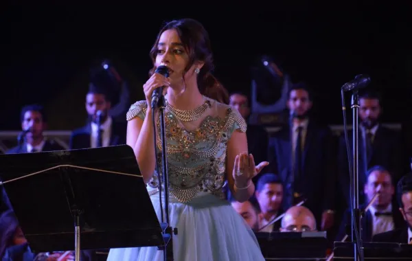 الفنانة بلقيس فتحي ووالدها الموسيقار يتألقان في مسرح الصوت والضوء 