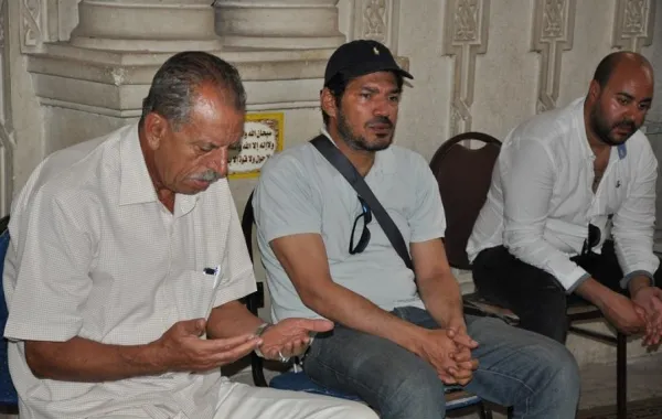 بالصور: تشييع جثمان والد باسم سمرة بدون نجوم
