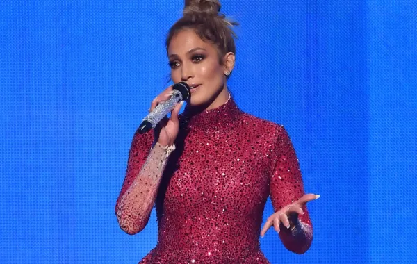 غزل متبادل بين جنيفير لوبيز ومصمّم لبناني شهير.. من هو؟