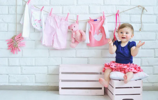 بالصور.. شاب يخترع ملابس تنمو مع الطفل