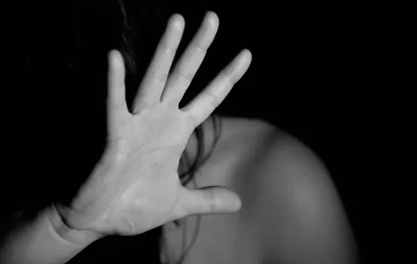 سيدة تقاضي والديها بسبب قبحها وطلاقها