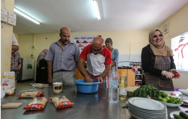 إيطاليون وفلسطينيون يتشاركون في إعداد «الأكلات التراثية» بغزة