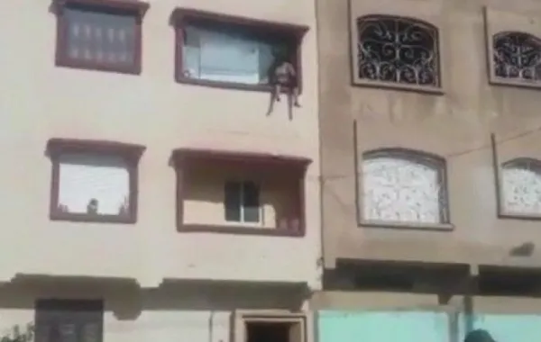 أم ترمي بطفلتها من الطابق الثاني لهذا السبب!