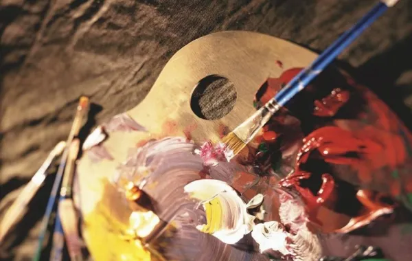 الأميرة دليل تفتتح معرض "مثلث" للفنانات التشكيليات